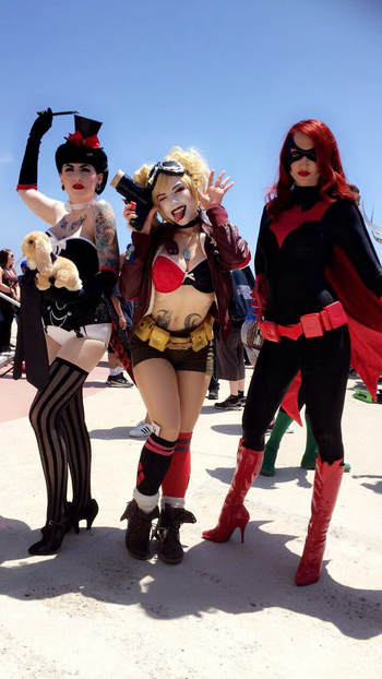 DC Bombshells Zatanna (Minnie d/Moocha) & Harley Quinn (Ludella Hahn) with Batwoman (Kendra James)